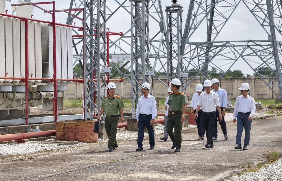 EVNNPT phối hợp cùng công an các tỉnh kiểm tra hệ thống truyền tải điện nhằm bảo đảm an toàn dịp Quốc khánh 2.9. Ảnh: EVNNPT
