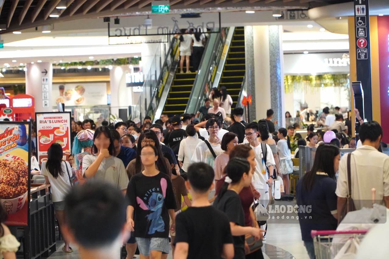 Crowds of people shopping at AEON Ha Dong supermarket. Photo: Tuong Van