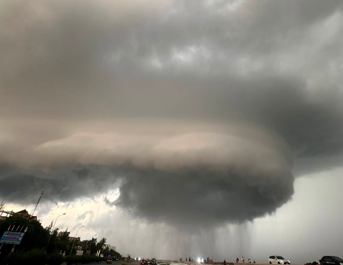 A large spiral-shaped black cloud suddenly appeared in the sea area of Hai Thinh commune, Ninh Binh province. Photo: Tung Biri
