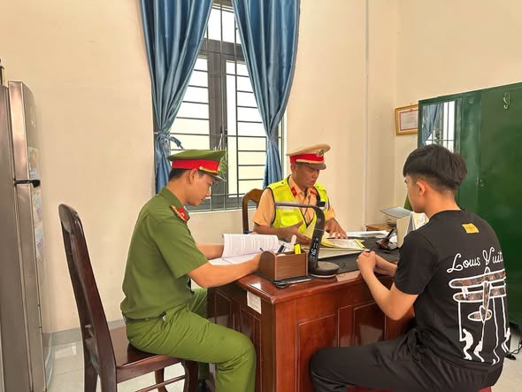 Functional agencies of Dak Lak province have handled a 17-year-old teenager after using his feet to drive a motorbike without a helmet. Photo: Dak Lak Police