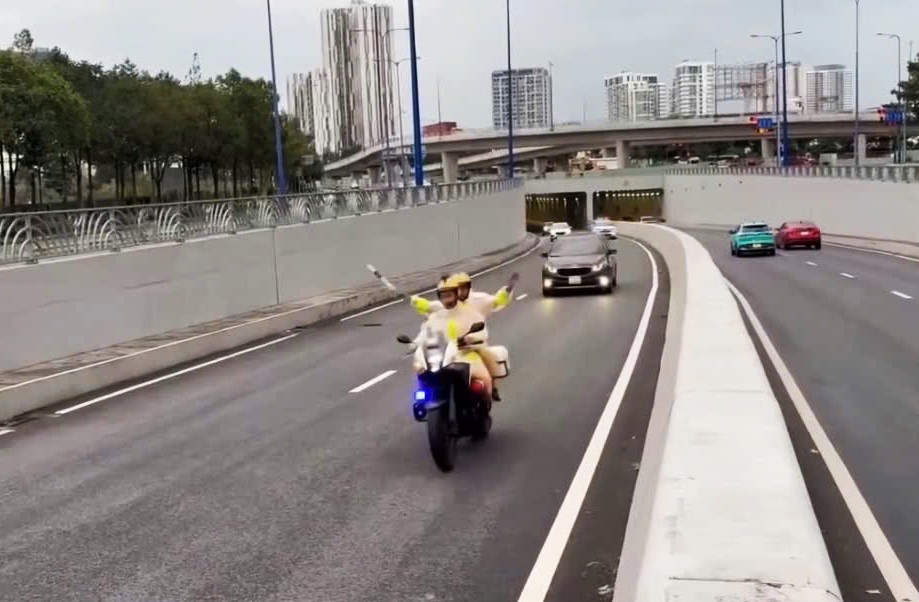 Traffic police assist in taking a pregnant woman who traveled nearly 300km to the emergency room. Photo: Lam Dong Provincial Police Traffic Police Department
