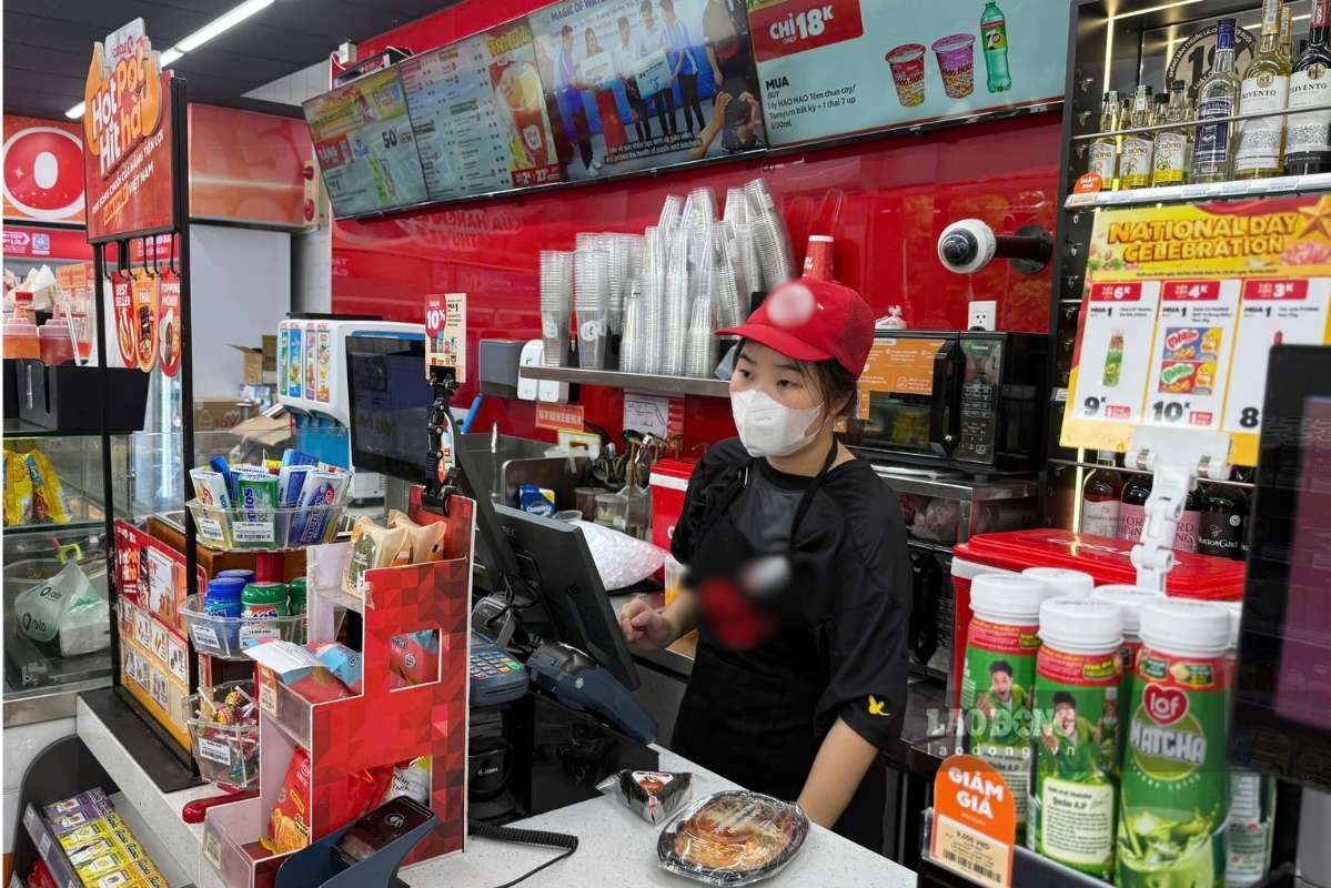 Kỳ nghỉ lễ trở thành dịp để sinh viên tranh thủ làm thêm, tích lũy thêm một khoản. Ảnh: Phương Anh  