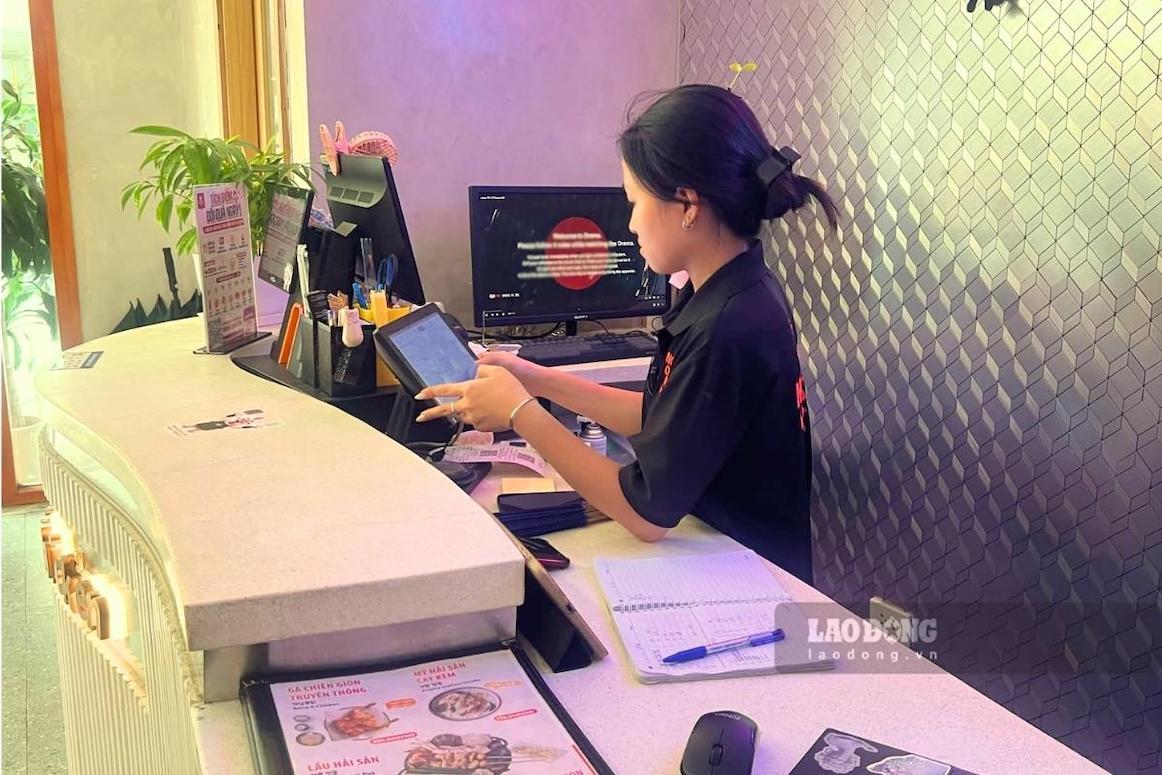 Muchos estudiantes se quedan en Hanoi, aprovechando las vacaciones para trabajar horas extras. Foto: Phuong Anh