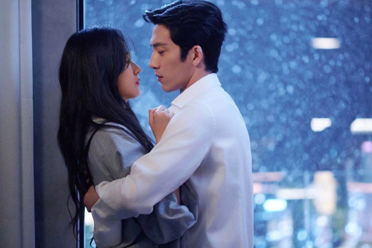 Tỉnh Bách Nhiên được khen vì tôn trọng bạn diễn nữ. Ảnh: Netflix