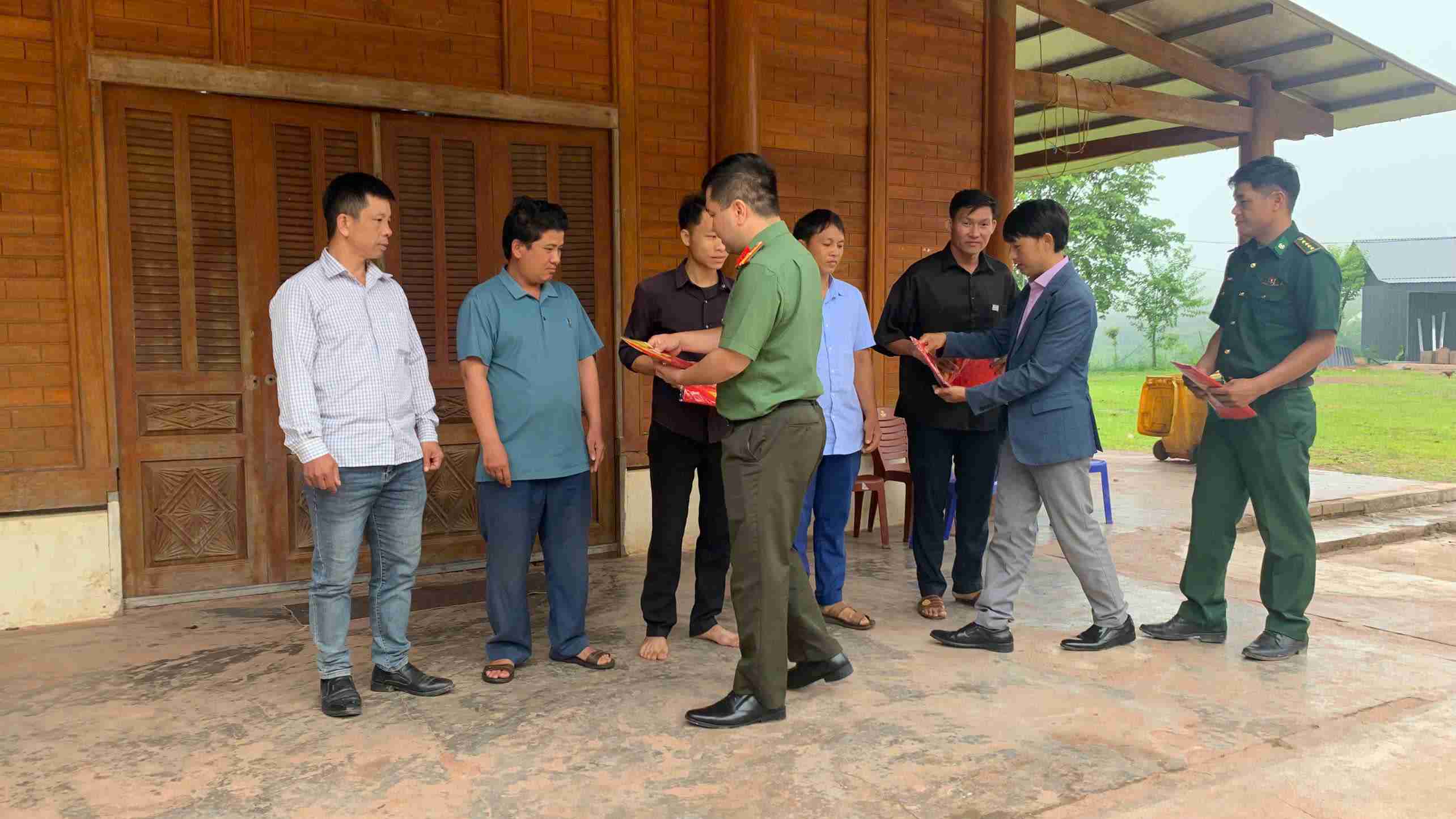 Những lá cờ Tổ quốc được trao tận tay bà con nhân dân tại các điểm nhóm tôn giáo. Ảnh: Công an Điện Biên