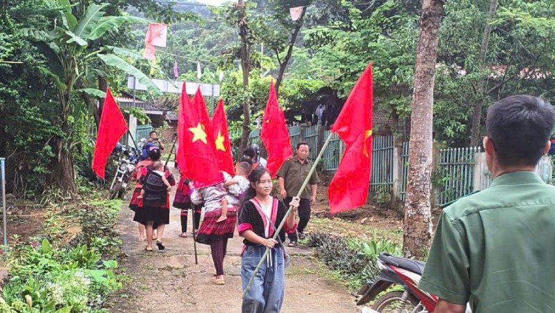 Giving flags to people in difficult mountainous areas. Photo: Dien Bien Police.