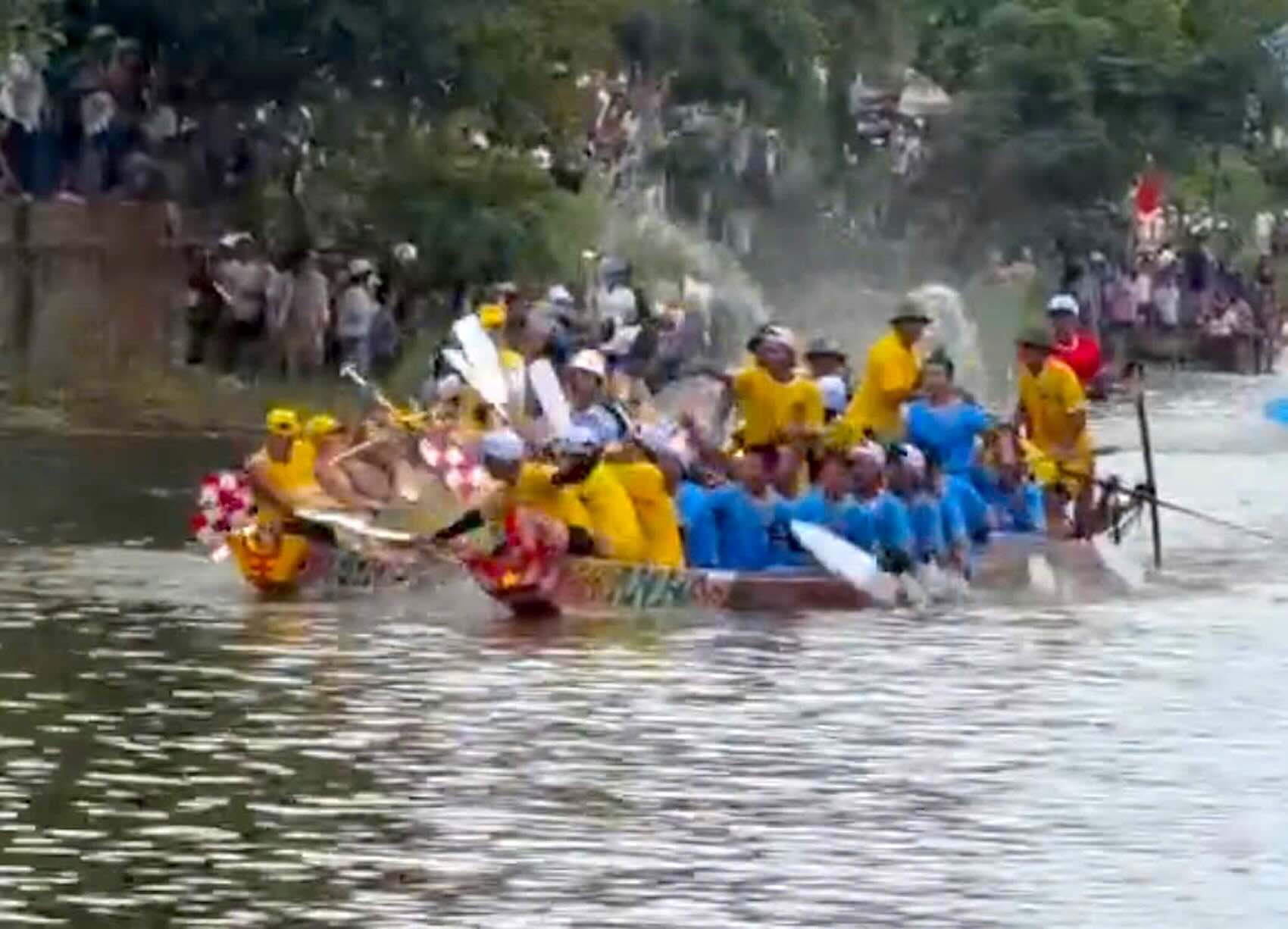 Some members of the two teams fight at the boat racing festival on the Kien Giang River. Photo: Tan NV (Cut from clip)