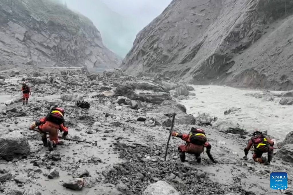 Rescue forces deploy searches for missing people in the mudslide-ravaged area in Gyirong County, Tibetan Autonomous Region, China, August 29. The mudslide occurred after a large-altitude glacier collapsed from Nepal. Photo: Xinhua