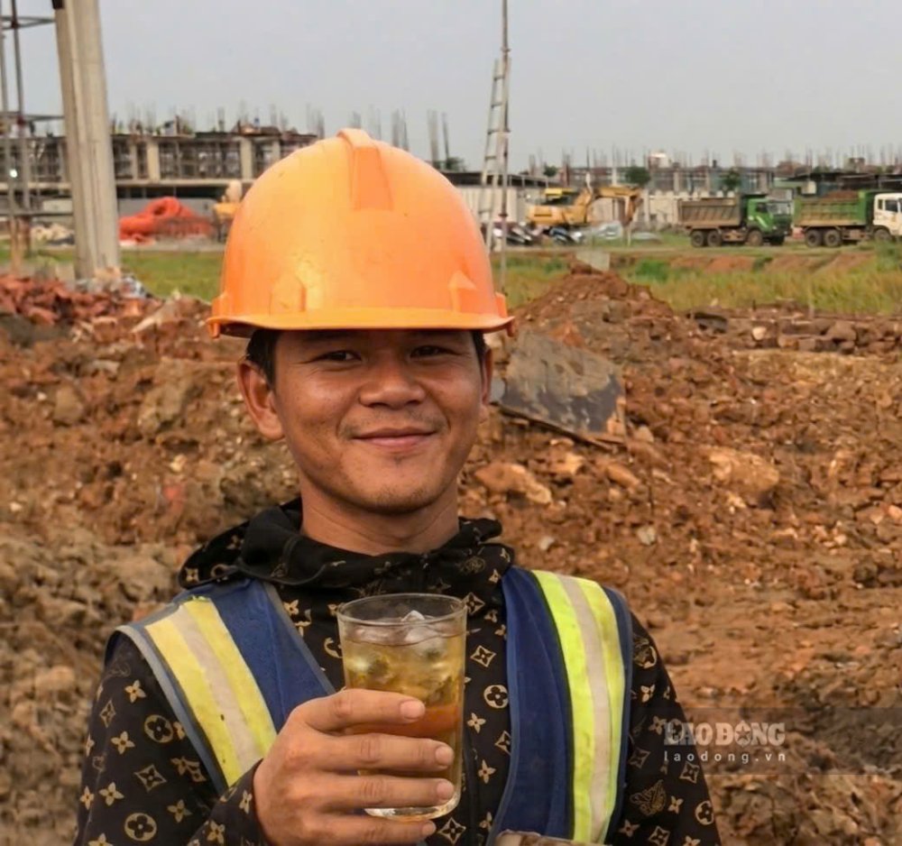 According to Mr. Tran Van Nam - a steel structure worker, staying to work during holidays, although it is hard, he is still happy because his children have more conditions to study like their peers. Photo: Quynh Chi