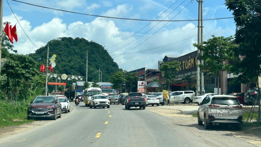 National Highway 6 section passing through Moc Chau ward, the volume of vehicles increased sharply, making many roads crowded. Photo: Minh Nguyen