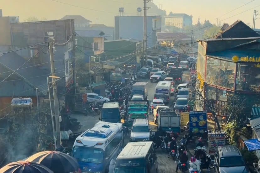Đường lên Tà Xùa kẹt cứng vì du khách đổ về săn mây dịp lễ 2.9. Ảnh: Lê Lợi (chụp sáng 30.8.2026)
