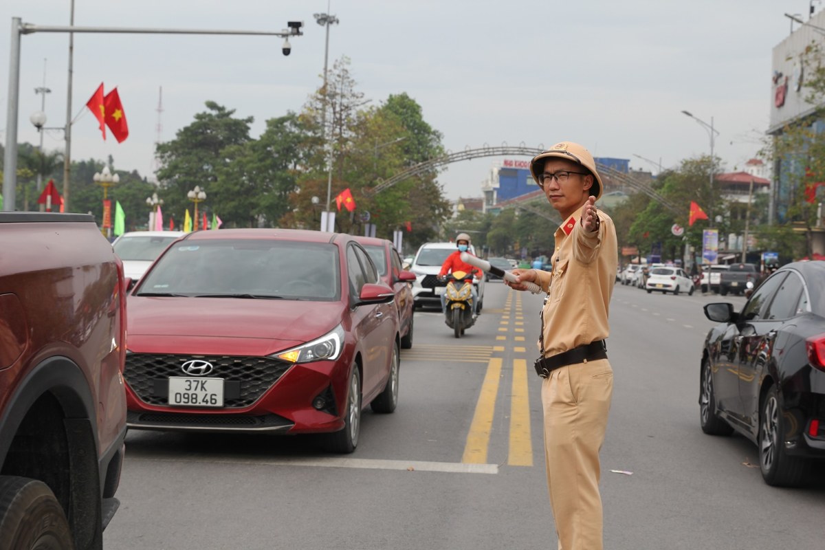 Traffic police forces divert traffic and ensure traffic safety on roads. Photo: Nghe An Police