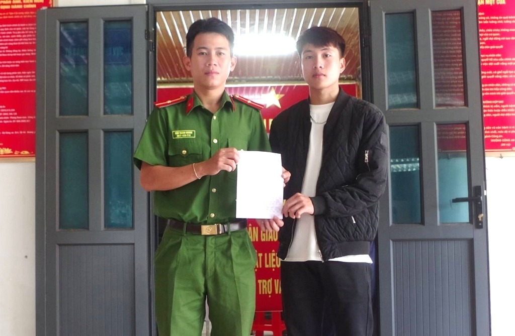 Luong Xuan Hai (born in 2008), residing in Pieng Hom village, Nam Can commune, voluntarily wrote a petition to register to perform the obligation to participate in the People's Police in 2027. Photo: Nghe An Police