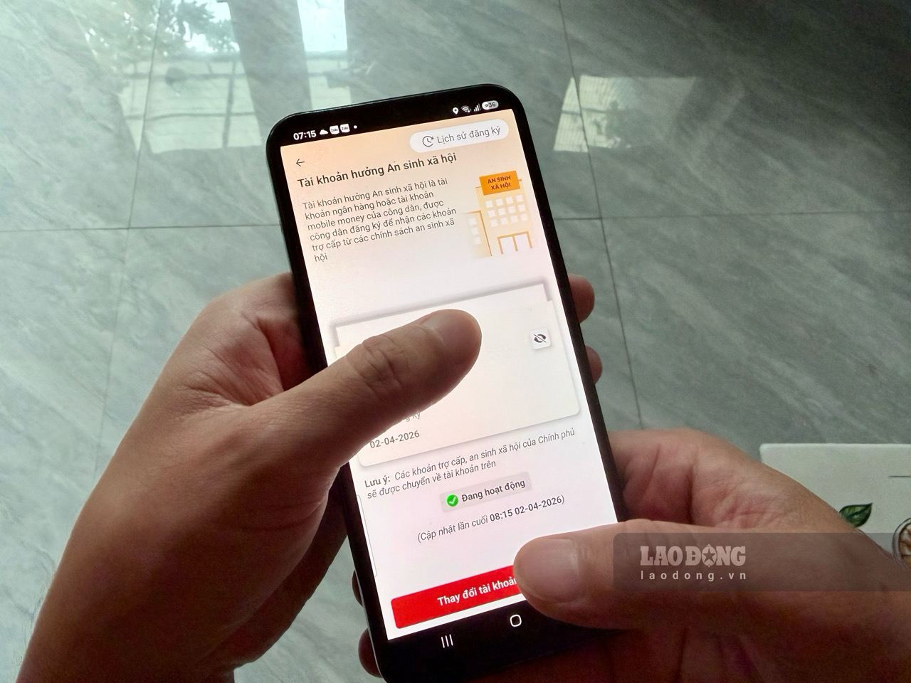 People update their social security benefit accounts on VNeID to receive pensions and social insurance allowances. Photo: Thuy Linh