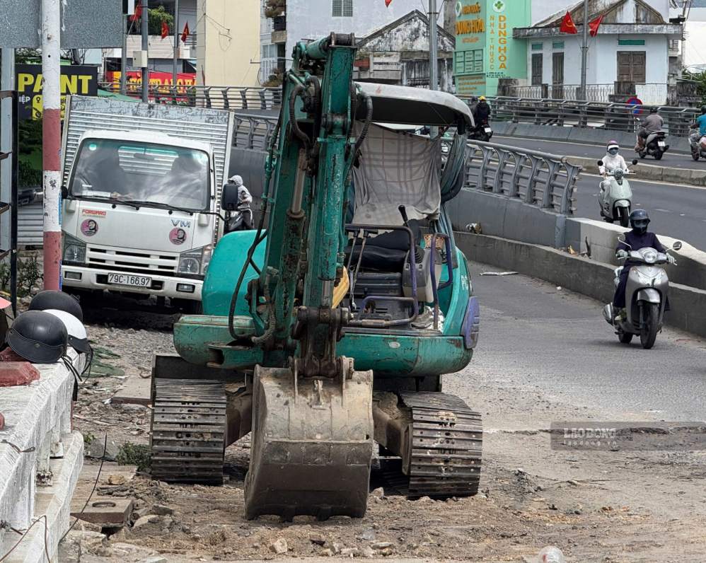 Công nhân đã tổ chức thi công thoát nước, khơi thông tại khu vực dưới chân nút giao Ngọc Hội. Ảnh: Hữu Long 
