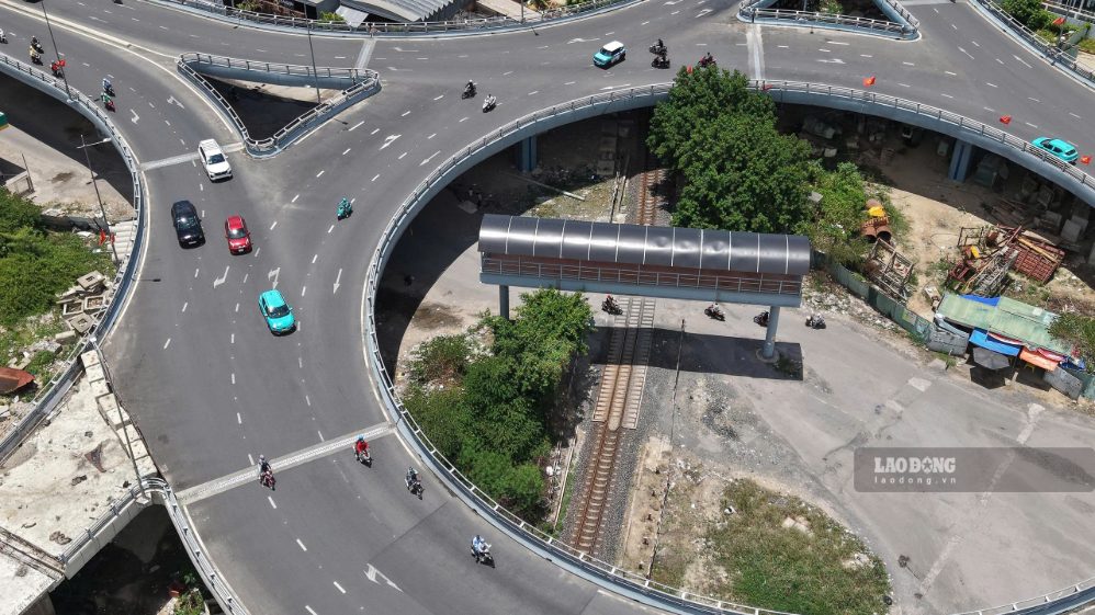 Nút giao Ngọc Hội còn ngổn ngang sau nhiều năm thi công. Ảnh: Hữu Long