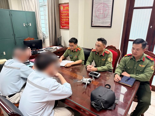 Công an cửa khẩu Cảng Hàng không quốc tế Nội Bài đã lập hồ sơ, tạm giữ tang vật UAV bay trái phép cách sân bay Nội Bài 4,5km. Ảnh: Công an Nội Bài