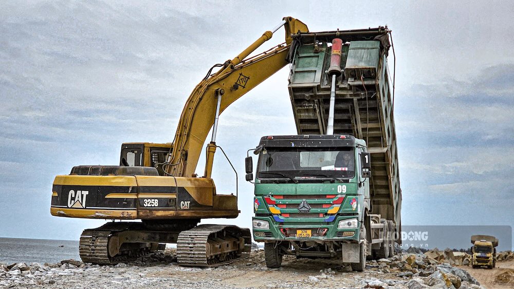 Machinery and vehicles are mobilized to construct the breakwater of My Thuy International Port during the National Day holiday 2. 9. Photo: Hung Tho