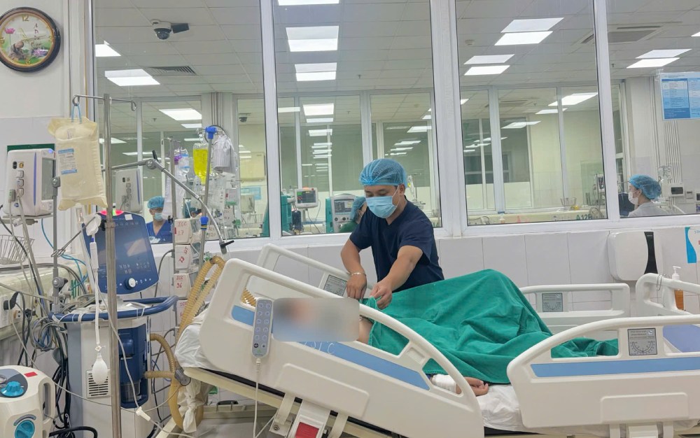 Children with dengue fever and multiple organ failure are being treated at the National Hospital for Tropical Diseases. Photo: BVCC