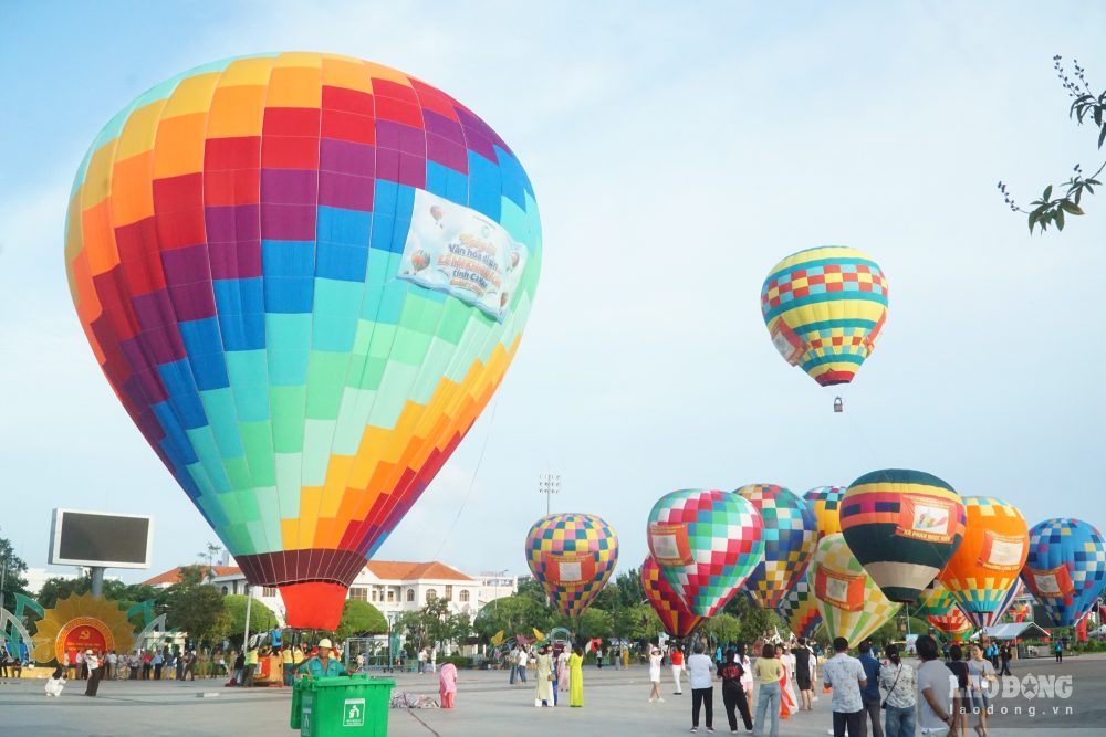 Kinh khí cầu hút khách tham quan, du lịch tại Cà Mau. Ảnh: Nhật Hồ.