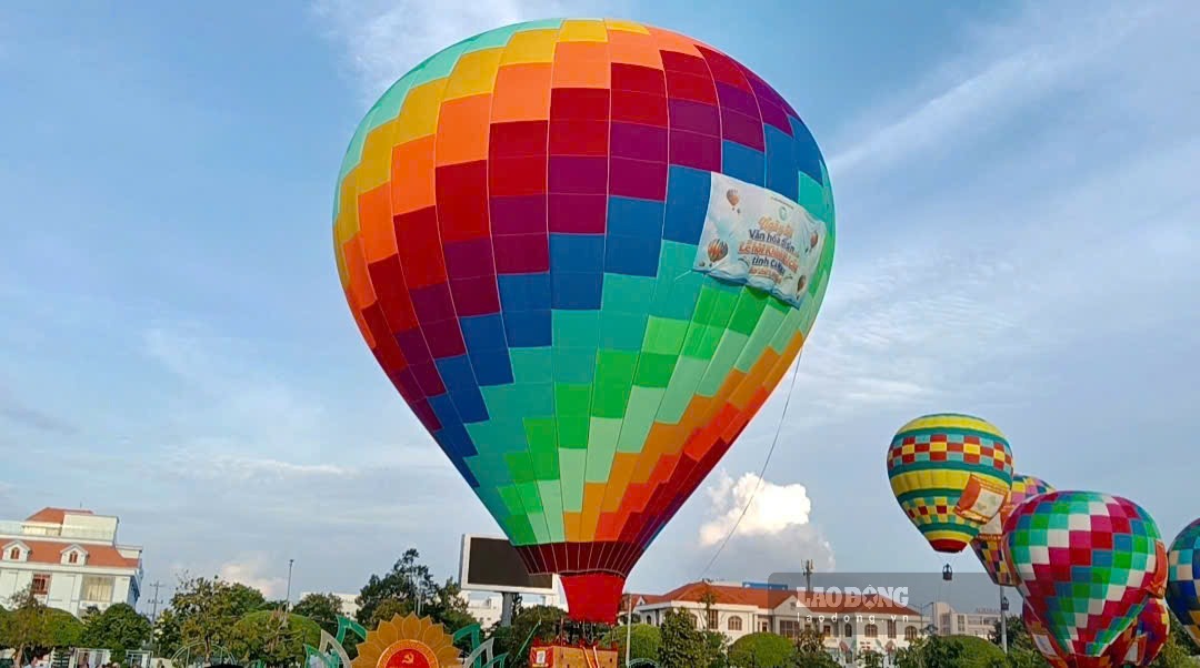 Vietnam's largest tourist hot air balloon first appears in Ca Mau. Photo: Nhat Ho.