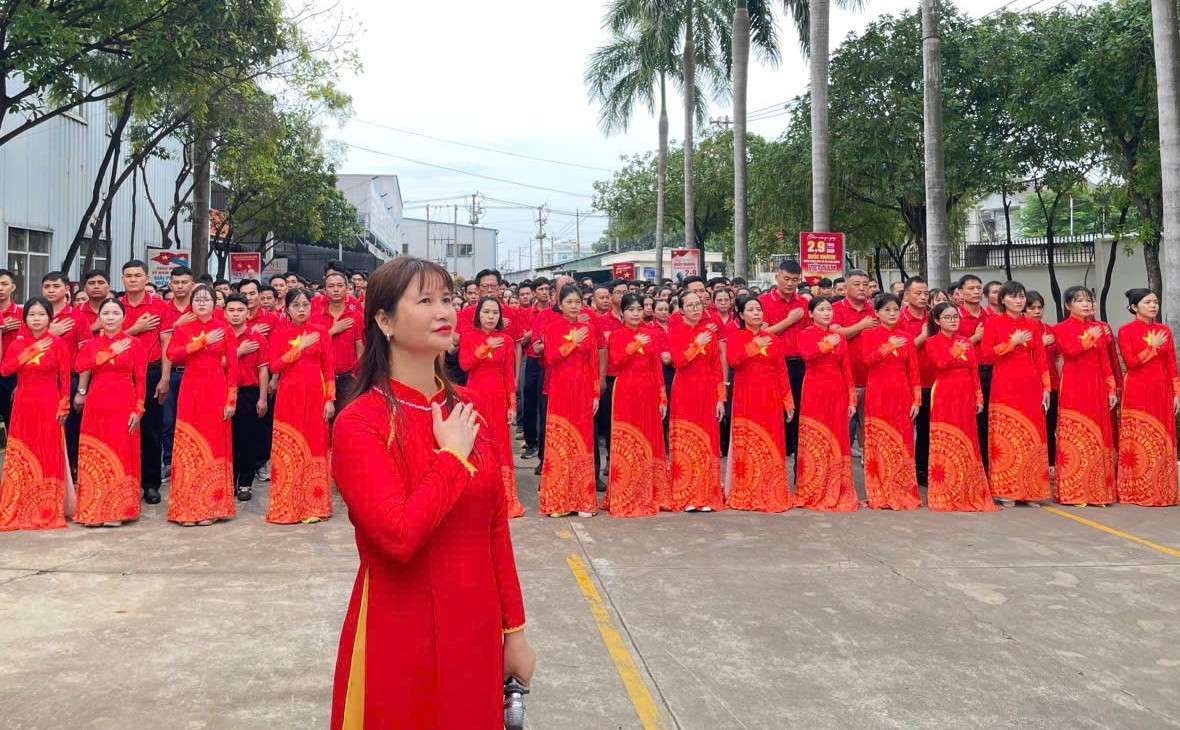 Grassroots Trade Union of Ky Nghe Cua Y A Chau Co., Ltd. organizes flag salute to celebrate National Day 2. 9. Photo: Grassroots Trade Union provided