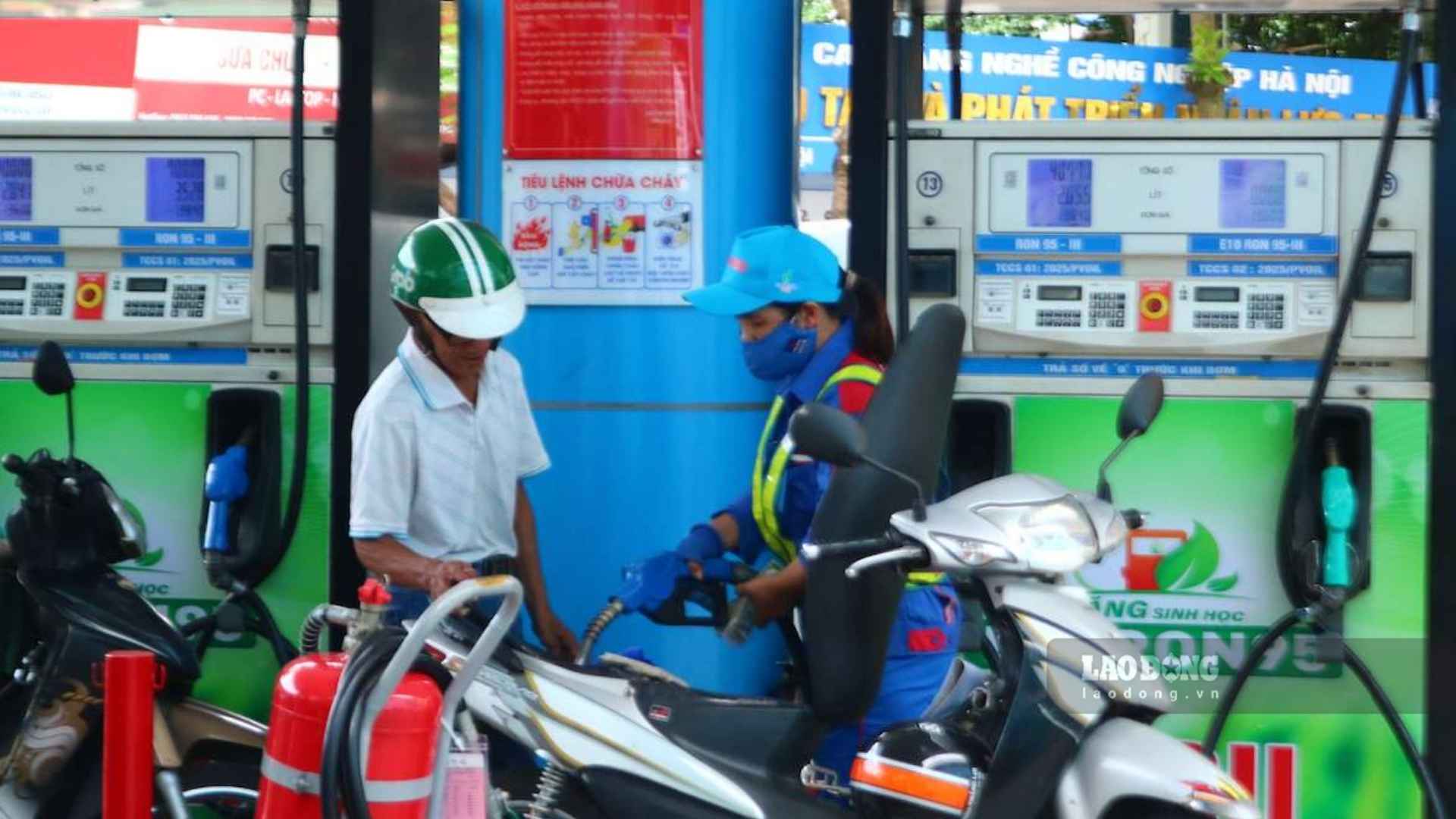 Retail gasoline and oil prices today, August 31st, apply according to the price adjustment on August 27th. Photo: Thach Lam