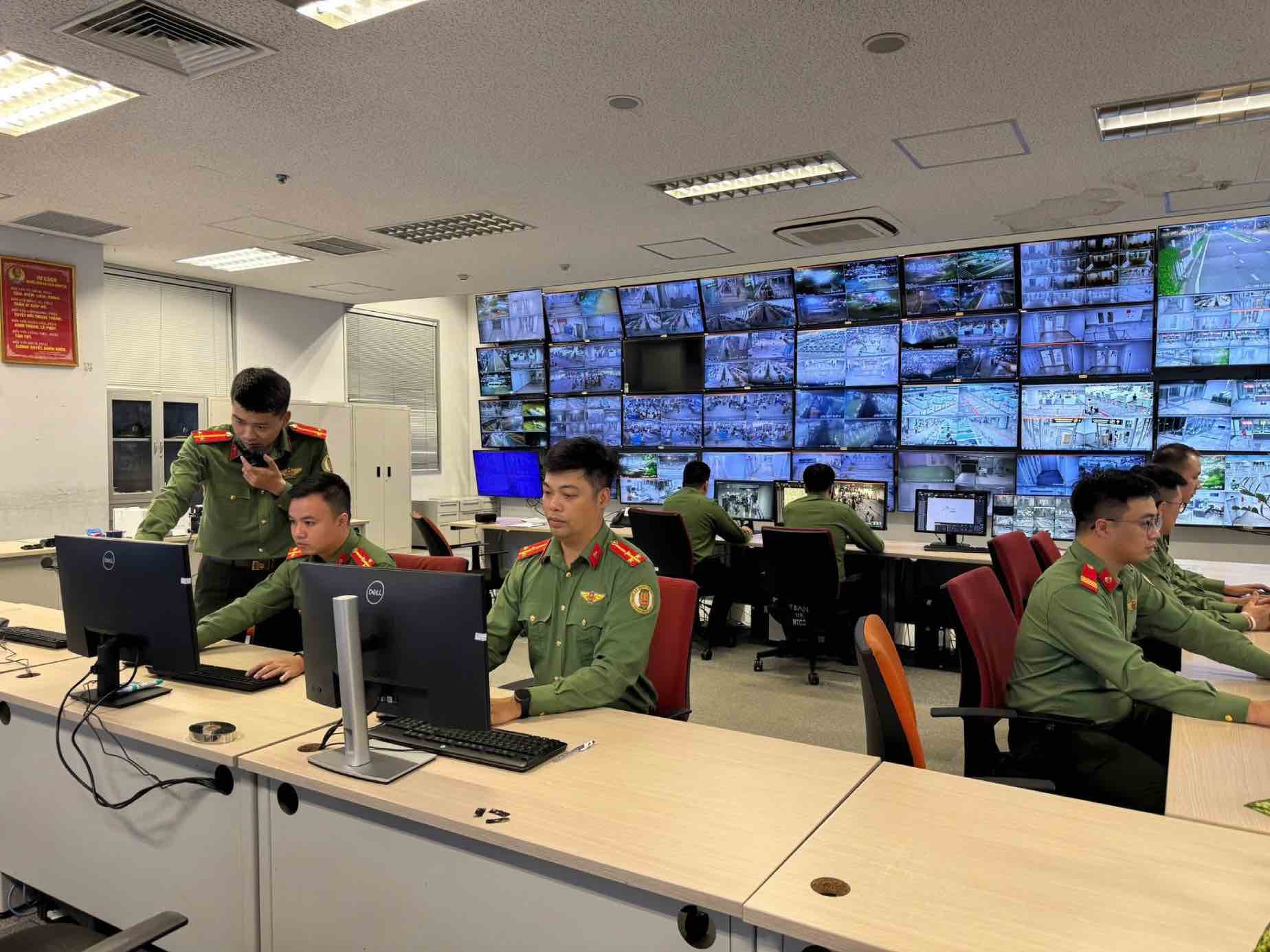 Công an cửa khẩu Cảng Hàng không quốc tế Nội Bài kiểm soát an ninh, đảm bảo an toàn cho mỗi chuyến bay. Ảnh: Công an Nội Bài