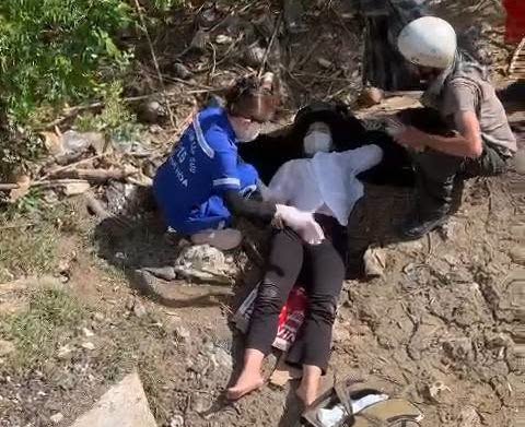 The female driver driving a motorbike on National Highway 1 got sunstroke and lost consciousness before the vehicle plunged into the abyss. Photo: 115 Khanh Hoa Center