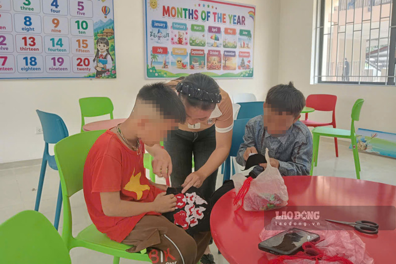 Giáo viên cùng học sinh chuẩn bị các thiết bị và đồ dùng phục vụ dạy học. Ảnh: Đinh Đại