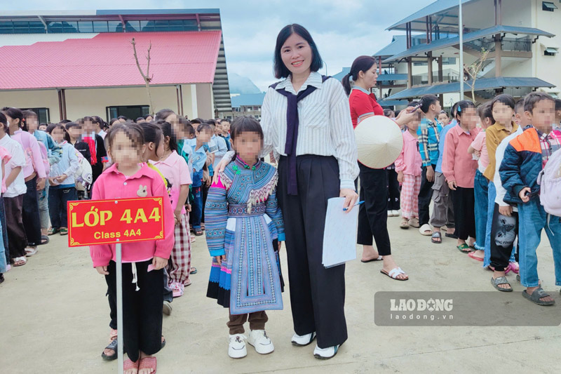 Nhiều phụ huynh kỳ vọng ngôi trường mới sẽ giúp con em có điều kiện học tập tốt hơn. Ảnh: Đinh Đại 