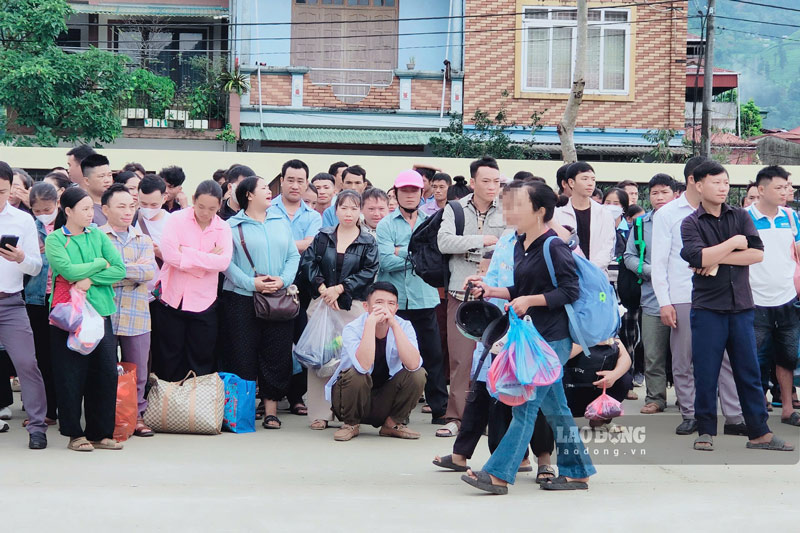 Phụ huynh đưa con đến làm quen với môi trường học tập mới trước thềm năm học. Ảnh: Đinh Đại