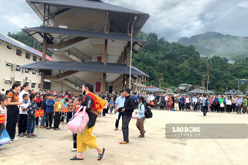 La nueva escuela internado en Muong Khuong está lista para dar la bienvenida a los estudiantes, trayendo alegría y expectativas para un nuevo año escolar más completo. Foto: Dinh Dai