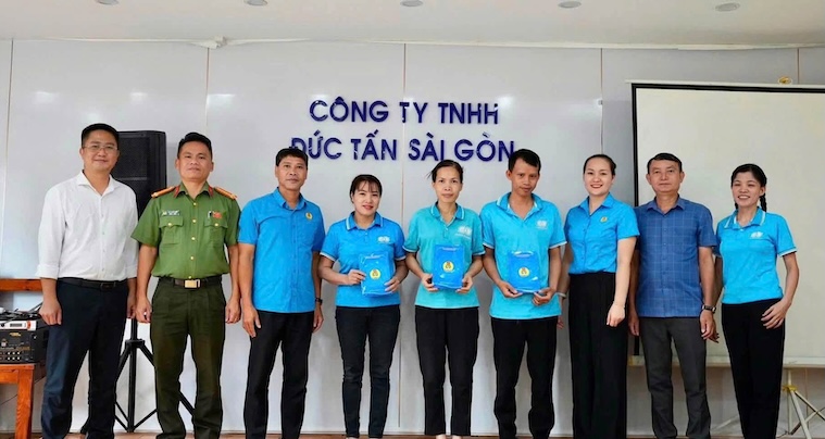 On the occasion of National Day 2/9, Hong Van Commune Trade Union visits and gives gifts to workers in difficult circumstances at Duc Tan Saigon Company. Photo: Hong Van Commune Trade Union