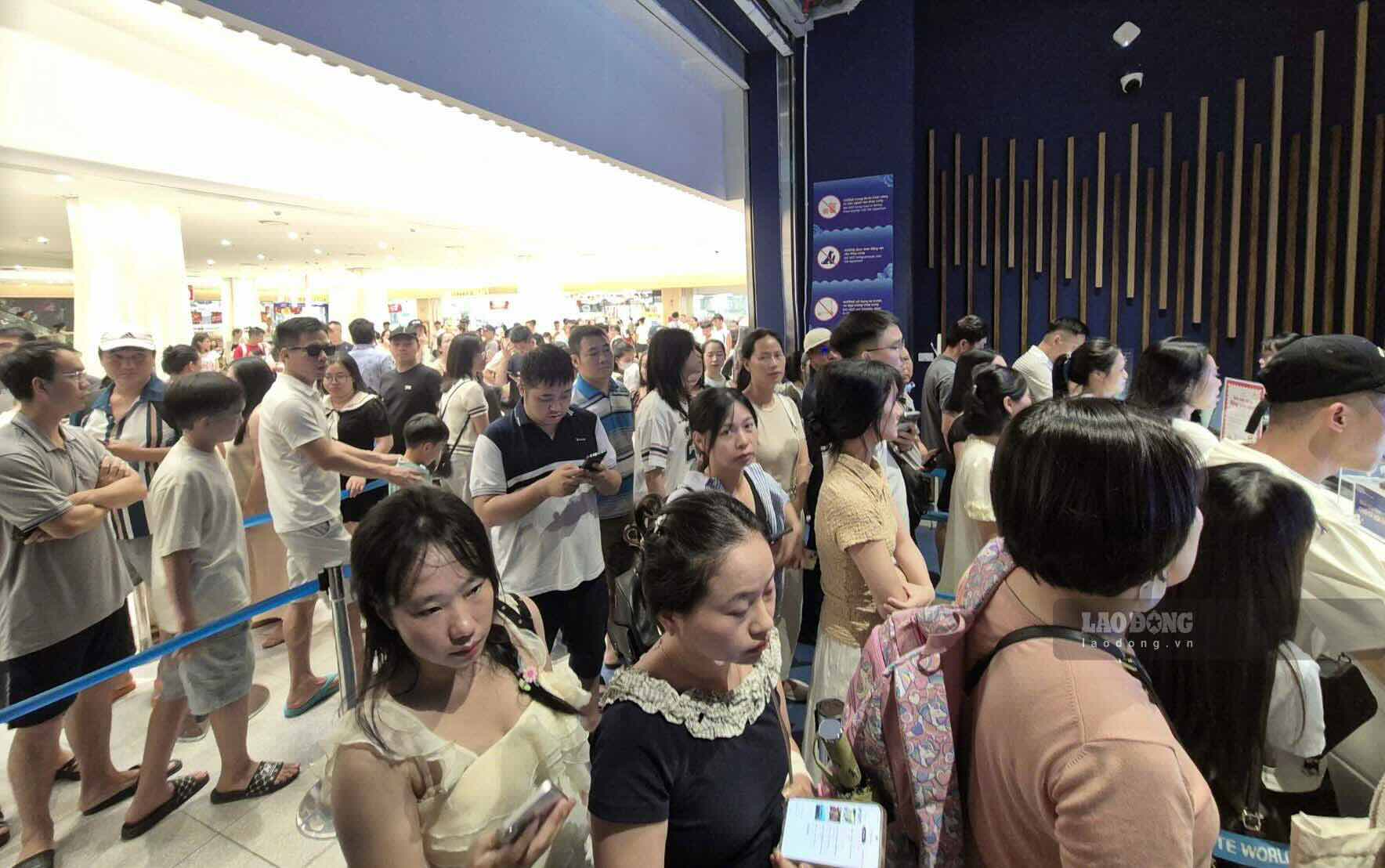 Khu vực xếp hàng lấy vé tại Thủy cung Lotte Tây Hồ đông kín khách trong dịp nghỉ lễ 2.9.