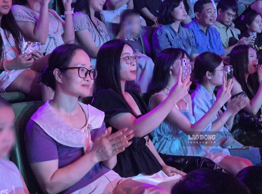 Không chỉ trẻ em, Rạp Xiếc Trung ương còn thu hút nhiều nhóm khách ở các độ tuổi khác nhau đến vui chơi, thưởng thức các tiết mục biểu diễn dịp nghỉ lễ 2.9.