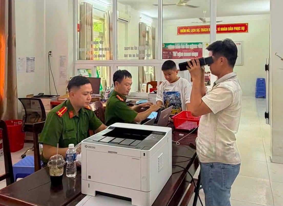 Police mobilize forces to issue ID cards and electronic identification throughout the 2/9 holiday. Photo: Khanh Hoa Provincial Police