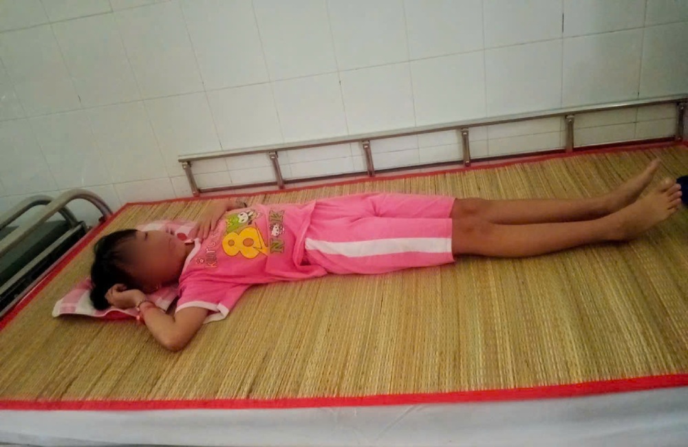 For the past 8 years, Mrs. Trang, although not from the same bloodline, has quietly cared for and treated her sick granddaughter. Photo: Family provided
