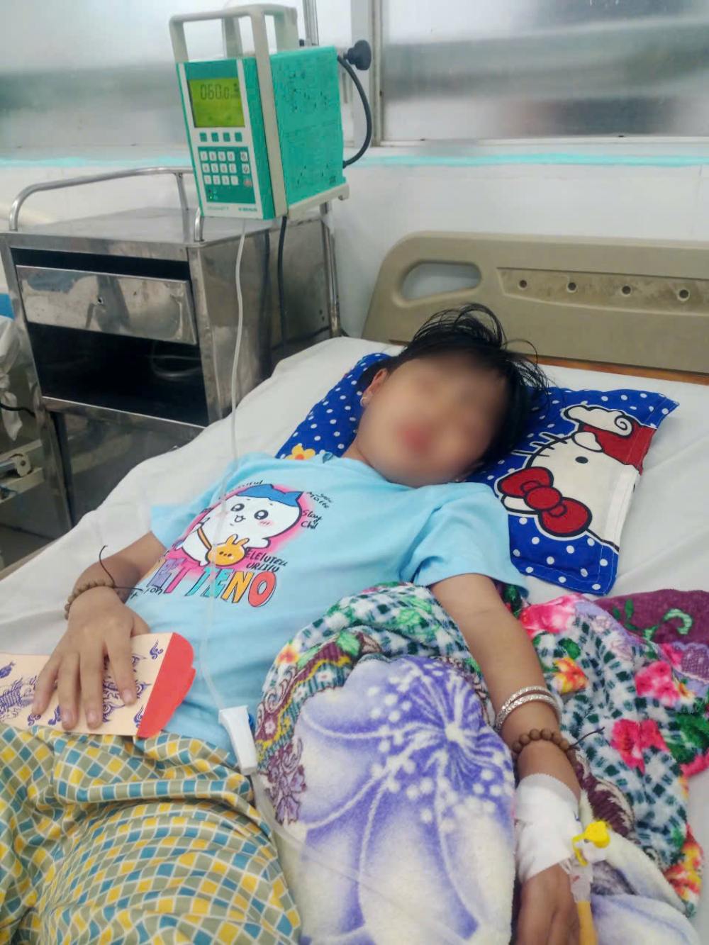 Bé Duyên mắc bệnh động kinh và não loãng chất trắng. Ảnh: Gia đình cung cấp