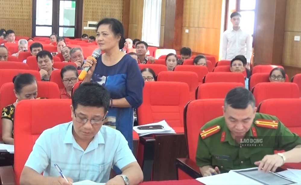 Người dân hỏi về việc thu thập dữ liệu đất đai. Ảnh: Bích Việt
