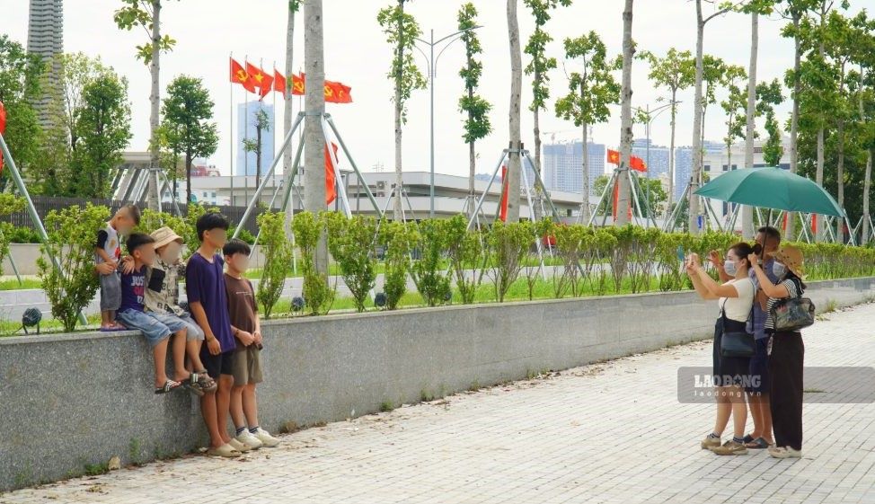 Gia đình chị Thảo chụp check-in bên ngoài bảo tàng. Ảnh: Minh Vũ