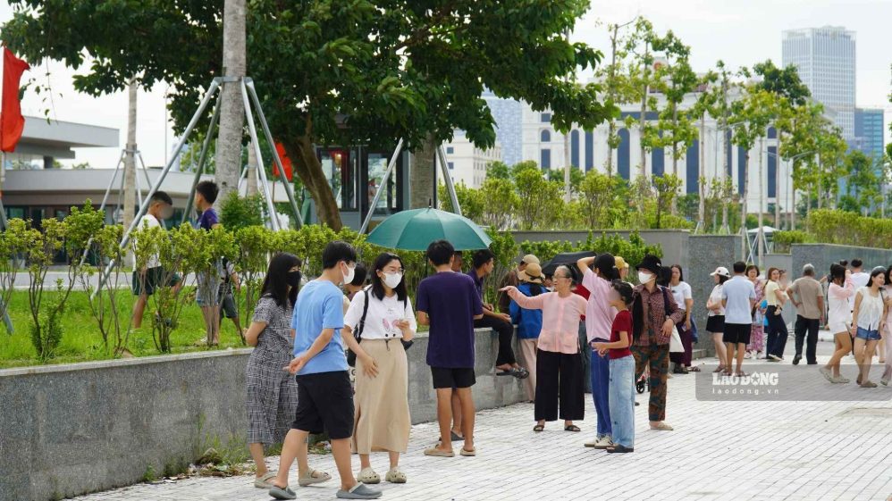 Phụ huynh đưa con đến tham quan Bảo tàng Lịch sử Quân sự Việt Nam nhưng phải thay đổi kế hoạch do bảo tàng đóng cửa. Ảnh: Minh Vũ