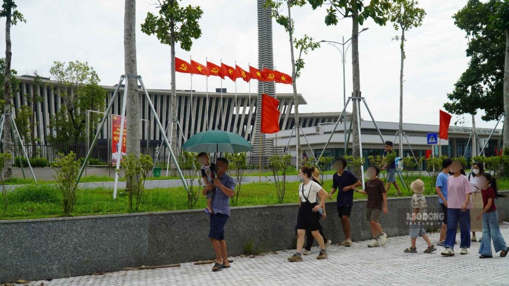Du khách tập trung trước cổng Bảo tàng Lịch sử Quân sự Việt Nam sau khi được thông báo bảo tàng tạm thời đóng cửa. Ảnh: Minh Vũ