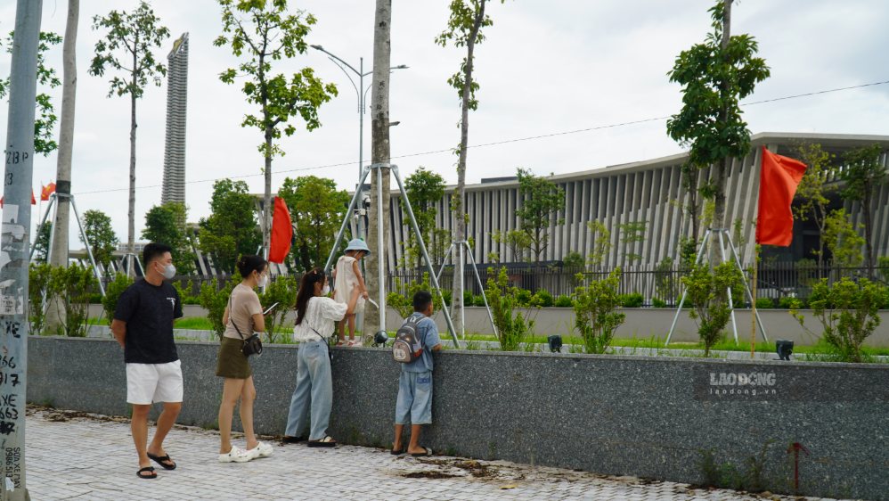 Gia đình anh Tùng hụt hẫng khi biết Bảo tàng Lịch sử Quân sự Việt Nam không đón khách trong ngày 31.8. Ảnh: Minh Vũ