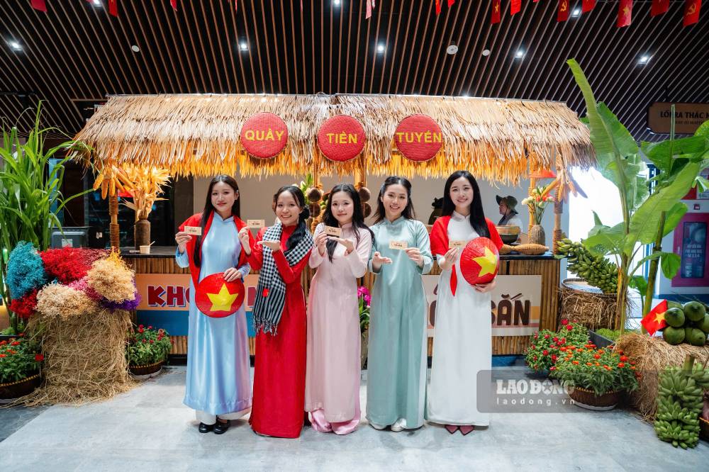 Các bạn trẻ đến tham quan tại núi Bà Đen dịp kỳ nghỉ lễ 2.9 năm nay. Ảnh: Huỳnh Du