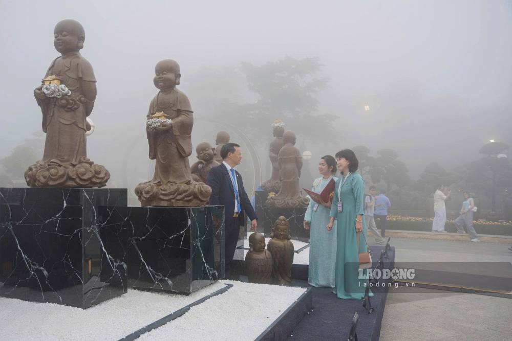 Du khách tham quan triển lãm gốm Phù Lãng - làng nghề truyền thống hơn 700 năm tuổi tại Bắc Ninh trên đỉnh núi Bà Đen. Ảnh: Huỳnh Du