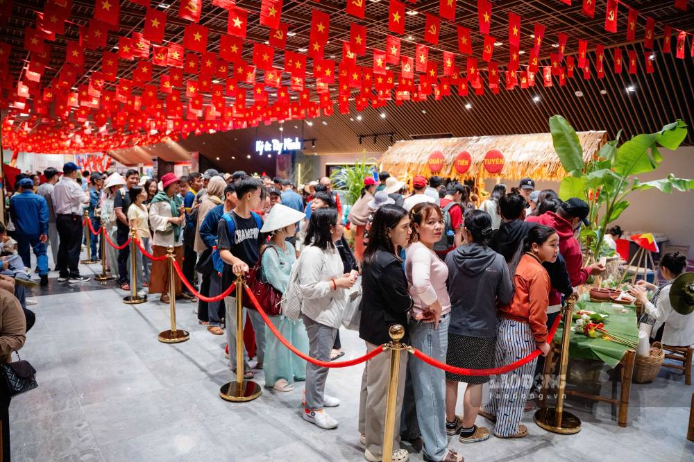 Ba Den Mountain attracts nearly 40,000 visitors in the first 2 days of the holiday 2. 9. Photo: Huynh Du
