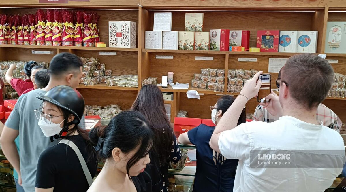 Grilled bakeries on Cau Dat street, Hai Phong are bustling with customers during the holidays 2. 9. Photo: Mai Dung
