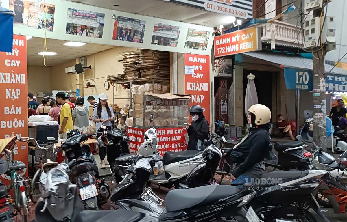 Cửa hàng bánh mì cay trên phố Hàng Kênh đông đúc trong chiều 30.8. Ảnh: Mai Dung