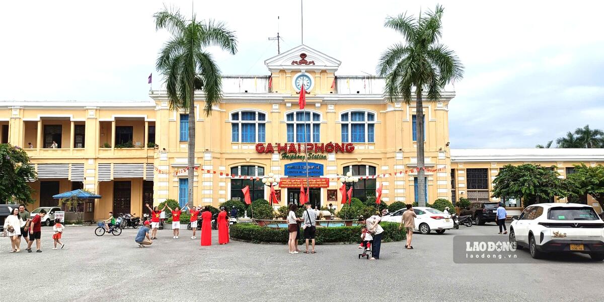 Nhiều du khách lựa chọn di chuyển bằng tàu hỏa đến với Hải Phòng đón Tết độc lập. Ảnh: Mai Dung